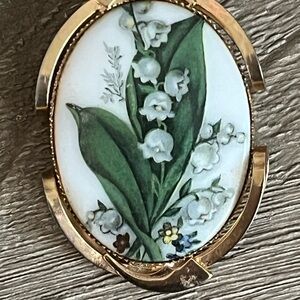 VTG GOLD TONE PORCELAIN LILY OF THE VALLEY FLOWER CAMEO COSTUME PENDANT BROOCH